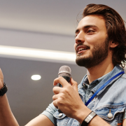 Bruno Garcia Redondo explica por que comunicar com clareza é mais eficaz do que apenas usar palavras bonitas.