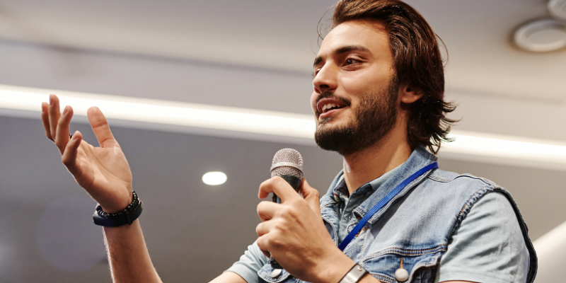 Bruno Garcia Redondo explica por que comunicar com clareza é mais eficaz do que apenas usar palavras bonitas.