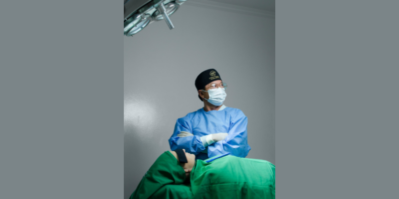 Dr. Milton Seigi Hayashi detalha os benefícios estéticos e emocionais da otoplastia.