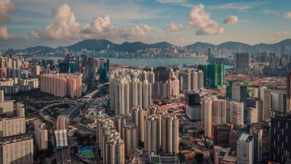 Alex Nabuco dos Santos mostra como as cidades inteligentes transformam o mercado imobiliário urbano.