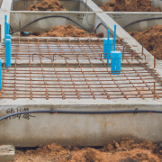 Valderci Malagosini Machado explora como as lajes treliçadas revolucionam a eficiência estrutural em obras residenciais e comerciais.