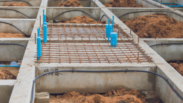 Valderci Malagosini Machado explora como as lajes treliçadas revolucionam a eficiência estrutural em obras residenciais e comerciais.