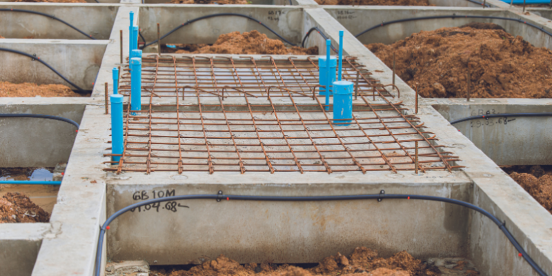 Valderci Malagosini Machado explora como as lajes treliçadas revolucionam a eficiência estrutural em obras residenciais e comerciais.