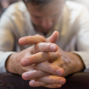 A unidade vivida na diversidade mostra como a Igreja cresce quando a comunhão é fortalecida pela caridade, com reflexões de Jose Eduardo De Oliveira e Silva.