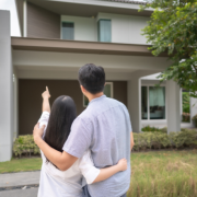 A Jm Mudanças analisa os fatores que influenciam a valorização de imóveis próximos à praia e seu impacto no mercado imobiliário.