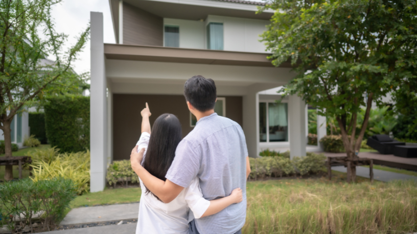 A Jm Mudanças analisa os fatores que influenciam a valorização de imóveis próximos à praia e seu impacto no mercado imobiliário.