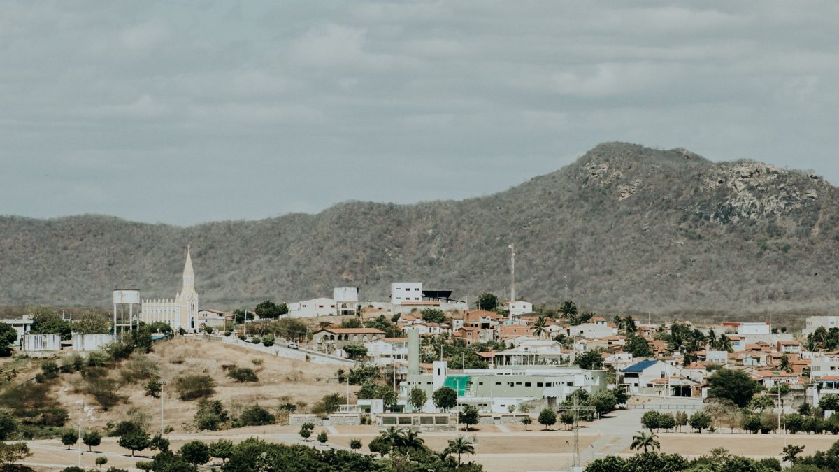 Vista aérea de uma cidade do Ceará cercada por montanhas