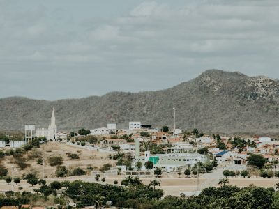 Vista aérea de uma cidade do Ceará cercada por montanhas