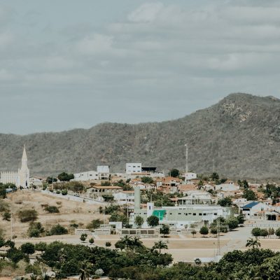 Vista aérea de uma cidade do Ceará cercada por montanhas