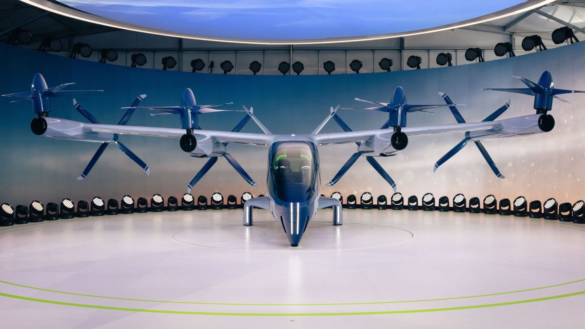 Protótipo de aeronave elétrica com hélices, visto de frente em ambiente interno