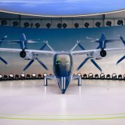 Protótipo de aeronave elétrica com hélices, visto de frente em ambiente interno