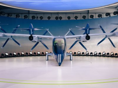 Protótipo de aeronave elétrica com hélices, visto de frente em ambiente interno
