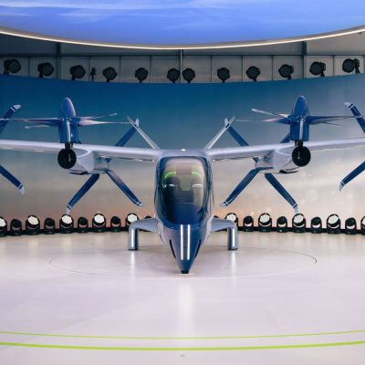 Protótipo de aeronave elétrica com hélices, visto de frente em ambiente interno