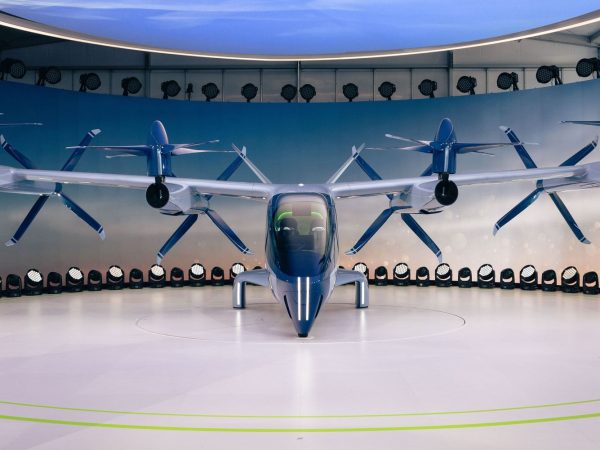 Protótipo de aeronave elétrica com hélices, visto de frente em ambiente interno