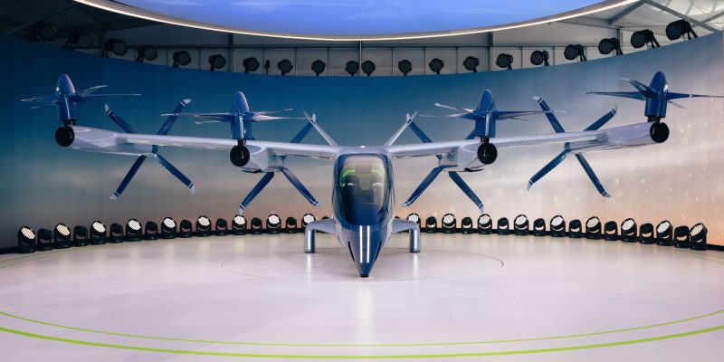 Protótipo de aeronave elétrica com hélices, visto de frente em ambiente interno