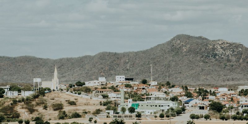 Vista aérea de uma cidade do Ceará cercada por montanhas