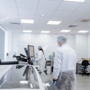 Profissionais de laboratório realizam pesquisas em um ambiente moderno e equipado.