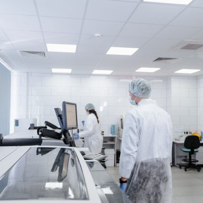 Profissionais de laboratório realizam pesquisas em um ambiente moderno e equipado.