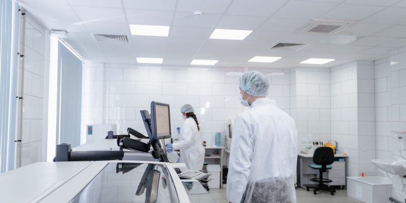 Profissionais de laboratório realizam pesquisas em um ambiente moderno e equipado.