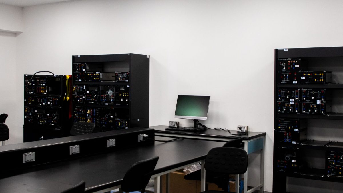 Laboratório de eletrônica com bancadas de trabalho e equipamentos técnicos para pesquisa e desenvolvimento