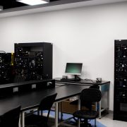 Laboratório de eletrônica com bancadas de trabalho e equipamentos técnicos para pesquisa e desenvolvimento