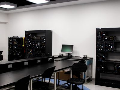 Laboratório de eletrônica com bancadas de trabalho e equipamentos técnicos para pesquisa e desenvolvimento