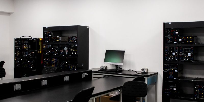 Laboratório de eletrônica com bancadas de trabalho e equipamentos técnicos para pesquisa e desenvolvimento
