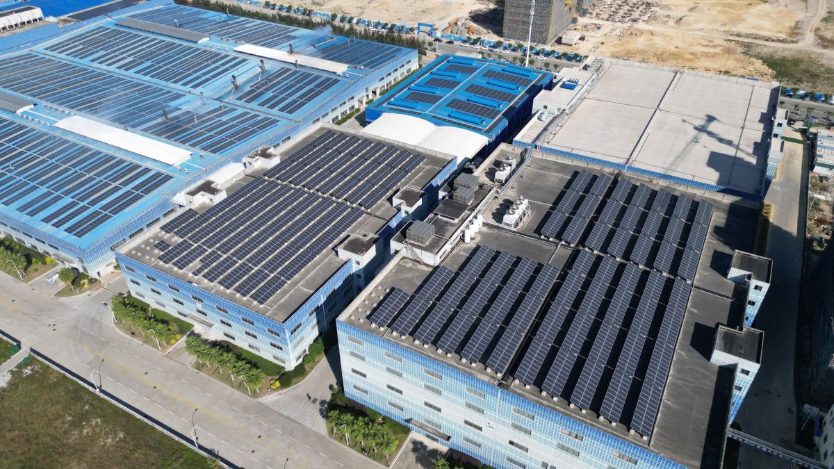 Vista aérea de edifícios industriais equipados com painéis solares.