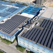 Vista aérea de edifícios industriais equipados com painéis solares.