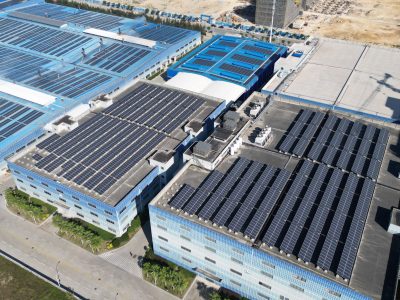 Vista aérea de edifícios industriais equipados com painéis solares.