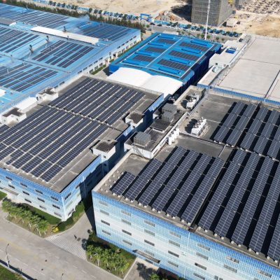 Vista aérea de edifícios industriais equipados com painéis solares.