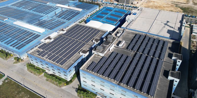 Vista aérea de edifícios industriais equipados com painéis solares.