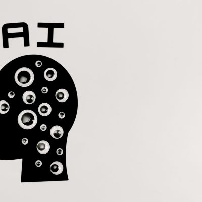 Ilustração de uma cabeça humana em silhueta preenchida por olhos, representando inteligência artificial, observação e privacidade de dados.